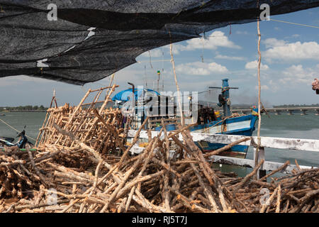Cambogia, Preah Koh Kong, la pesca in barca ormeggiata su albanese Prek Kaoh Pao river Foto Stock
