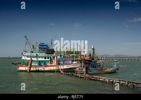 Cm226 Cambogia, Preah Koh Kong, albanese Prek Kaoh Pao fiume coloratissime barche di pescatori ormeggiate sul pontile traballanti Foto Stock