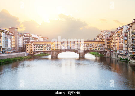 Ponte Vecchio e sul fiume Arno a Firenze, Toscana, Italia. Monumenti di Firenze Foto Stock