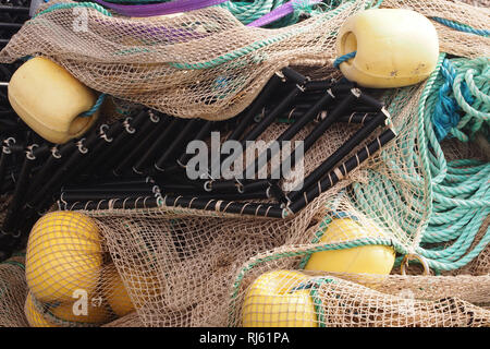 Un mucchio di mare pesca, pronto per l'uso da parte del settore locale della pesca, su un porto, compresi bouys, funi e reti Foto Stock