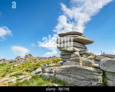 Stowe's Hill, Bodmin Moor, con il famoso Cheesewring e gli altri tori di granito, sotto uno spettacolare cielo estivo. Foto Stock