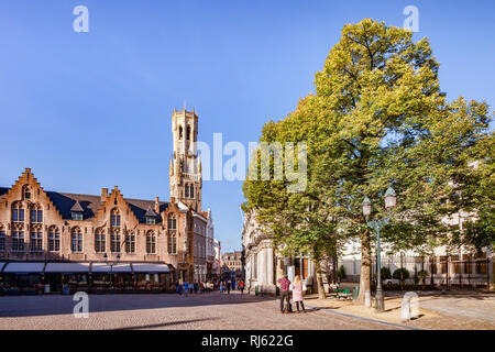 25 Settembre 2018: Bruges, Belgio - Piazza Burg, guardando verso la piazza del mercato e la torre campanaria in un pomeriggio soleggiato. Foto Stock