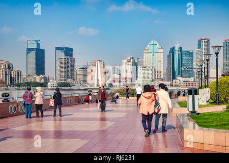 1 Dicembre 2018: Shanghai in Cina - Ai visitatori di camminare sulla riva del fiume Huangpu sul lato di Pudong, di fronte al Bund, Shanghai. Foto Stock