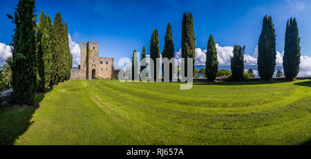 Castello di Romena si trova sulla cima di una collina, incorniciata da cipressi Foto Stock