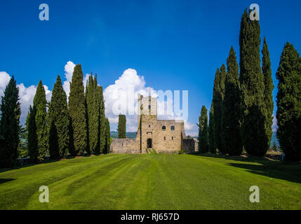 Castello di Romena si trova sulla cima di una collina, incorniciata da cipressi Foto Stock