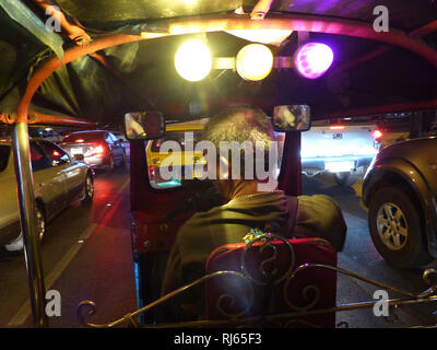 Bangkok triciclo taxi, aka "tuktuk", è il più utilizzato il servizio taxi, sebbene pericoloso, nella capitale Foto Stock