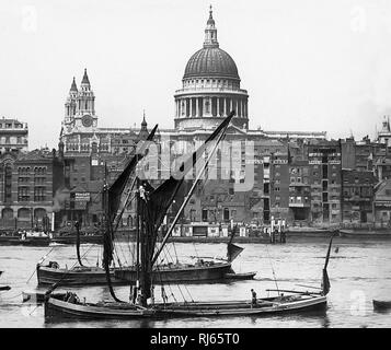 Il Tamigi chiatte sul Fiume Tamigi, Londra Foto Stock