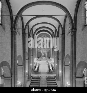 Europa, Deutschland, Renania-Palatinato, Kloster Maria Laach, Blick von der Orgelempore in Hauptschiff, Chor und Apsis und auf den Ziborienaltar, den auf Foto Stock