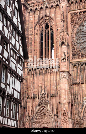 Europa, Frankreich, Grand Est, Straßburg, Mittelalterlicher Stadtkern am Straßburger Münster Foto Stock