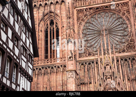 Europa, Frankreich, Grand Est, Straßburg, Mittelalterlicher Stadtkern am Straßburger Münster Foto Stock