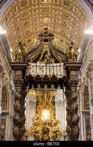 Europa, Italien, Lazio, Rom Vatikan, Berninis baldacchino bronzener über dem Papstalter im Petersdom, dahinter der Chorraum, Foto Stock