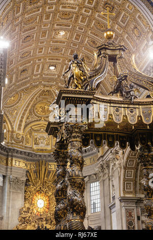 Europa, Italien, Lazio, Rom Vatikan, Berninis baldacchino bronzener über dem Papstalter im Petersdom, dahinter der Chorraum, Foto Stock