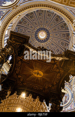 Europa, Italien, Lazio, Rom Vatikan, Blick auf den baldacchino und die Kuppel des Petersdoms Foto Stock