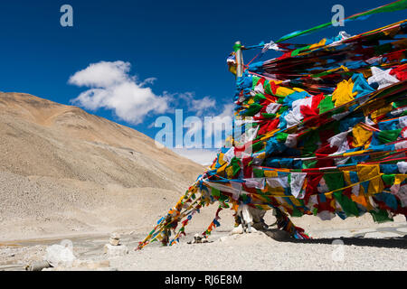 Il Tibet, das Basecamp des Everest, Gebetsfahnen Foto Stock