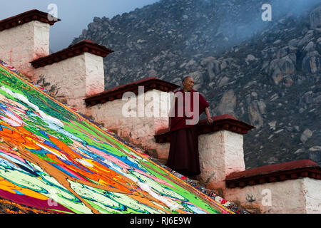 Il Tibet, Malerei Am Kloster Drepung, Mönch Foto Stock