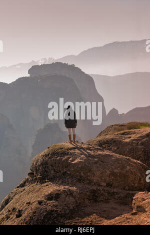 Donna che pongono a Meteora in Grecia. Una bella meta turistica. Foto Stock