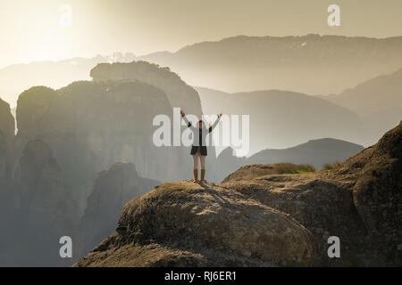 Donna con le mani fino a Meteora in Grecia. Foto Stock