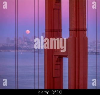 Ore del sorgere, Golden Gate Bridge di San Francisco, California Foto Stock