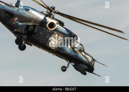 AF ceca Mil Mi-24 (nato il nome di reporting Hind) è un grande elicottero gunship, attacco elicottero e trasporto truppe. Il russo era sovietica. Schema di Tiger Foto Stock