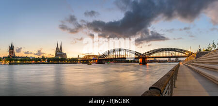 Il ponte di Hohenzollern è un ponte che attraversa il fiume Reno nella città tedesca di Colonia. Foto Stock