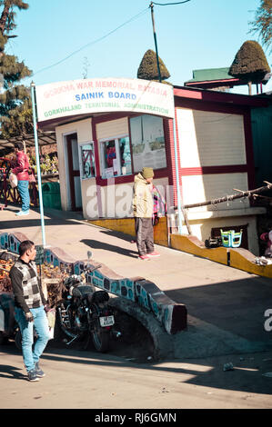 Batasia Loop, Darjeeling, 2 GEN 2019: Ingresso Batasia Loop. Si trova su di una collina Cart Road vicino a Darjeeling città. Otteniamo una vista a 360 gradi della collina Foto Stock