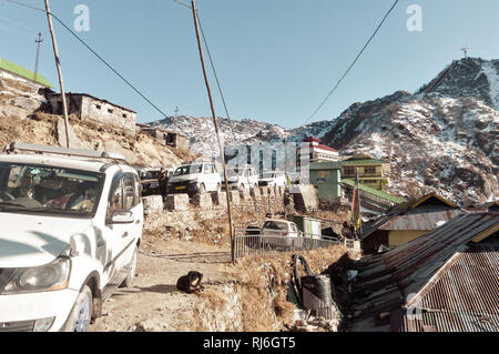 Lago Tsomgo, Gangtok, India 2 Gen, 2019: Turistica vetture schierate nei pressi di corda modo edificio. Un breve teleferica ha iniziato a Tsomgo lago. Si tiene a una collina Foto Stock