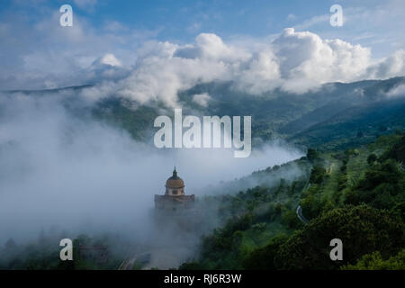 La Chiesa di Santa Maria Nuova Chiesa di Santa Maria Nuova, spuntavano delle nuvole Foto Stock