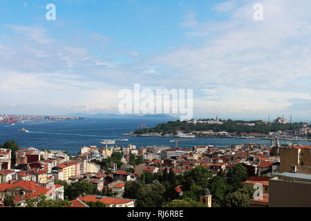 Vista di Asia e la vecchia Istanbul a lato europeo da Beyoglu con profondità di visualizzazione. Foto Stock