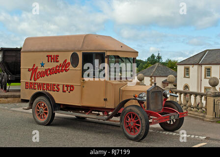 Vintage Newcastle Breweries consegna van, il museo Beamish, County Durham, Regno Unito Foto Stock