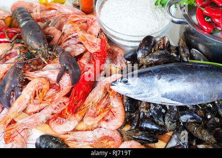 Non cotte fresche prodotti marini e i condimenti a tavola di cottura in cucina Foto Stock