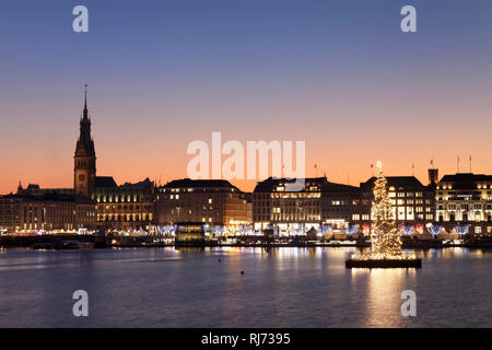 Blick über die Binnenalster zum Weihnachtsmarkt am Jungfernstieg und dem Rathaus, Amburgo, Deutschland Foto Stock