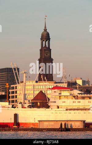 Blick übe die Elbe zum Museumsschiff Cap San Diego und der Kirche St.Michaelis (Michel), Amburgo, Deutschland Foto Stock