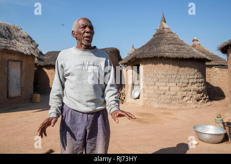 Villaggio di Diarabakoko, Banfora, Regione Cascades, Burkina Faso, 5th dicembre 2016; Dan Paul Karama, leader della comunità. Foto Stock