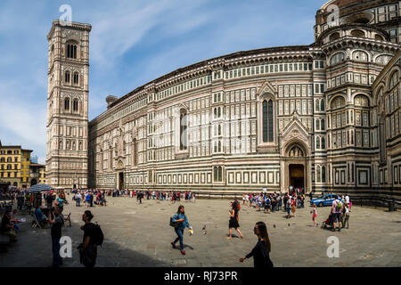 Il Duomo di Firenze, Cattedrale di Santa Maria del Fiore, Doumo, facciata e campanile a torre Foto Stock