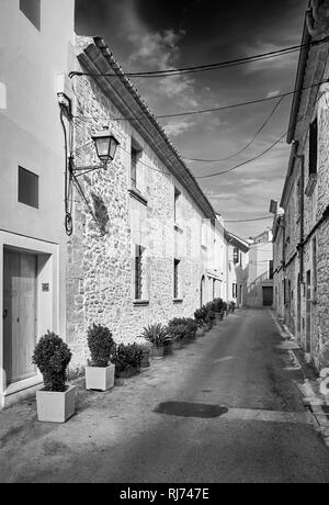 Immagine in bianco e nero di un vuoto street in Alcudia città vecchia, Mallorca, Spagna. Foto Stock