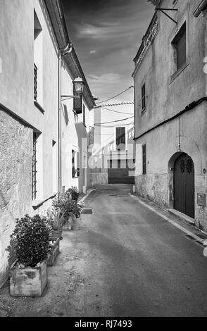 Immagine in bianco e nero di un vuoto street in Alcudia città vecchia, Mallorca, Spagna. Foto Stock