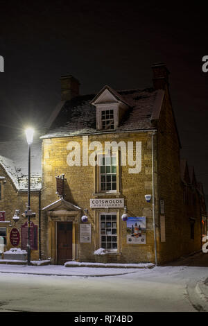 La Distilleria di Cotswolds shop a Bourton sull'acqua nelle prime ore del mattino la neve prima di Alba. Bourton sull'acqua, Cotswolds, Gloucestershire, Inghilterra Foto Stock