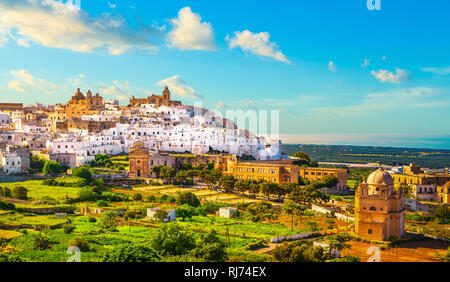 Ostuni città bianca skyline e Madonna della grata chiesa, Brindisi, Puglia Italia meridionale. L'Europa. Foto Stock