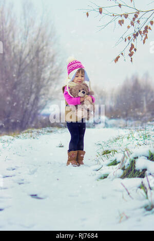 Un bambino in inverno nella neve. Per fare un pupazzo di neve. Foto Stock