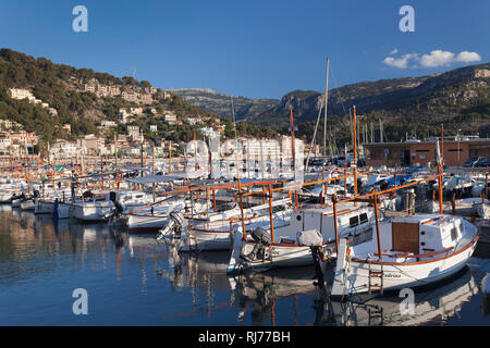 Fischerboote im Hafen, Port de Soller Maiorca Balearen, Spanien Foto Stock