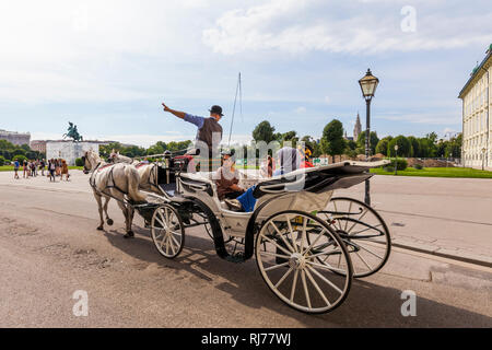 Österreich, Wien, Hofburg, Heldenplatz, Fiaker, Fiakerfahrt, Pferde, Kutsche, Pferdekutsche Foto Stock