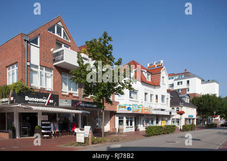 Deutschland, Niedersachsen, Bad Zwischenahn, Geschäfts- und Wohnhäuser in der Straße In der Peterstraße Foto Stock