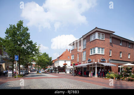 Deutschland, Niedersachsen, Bad Zwischenahn, Geschäfts- und Wohnhäuser in der Straße In der Peterstraße Foto Stock