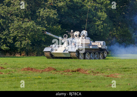 T55un carro armato in movimento ed emissione di fumo, ex esercito slovacco riserva, nell esercito peruviano della combinazione di colori del display per corse a un display airshow Foto Stock