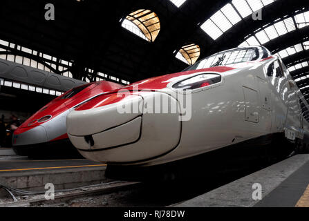 Trenitalia ETR 600 Frecciargento ad alta velocità a inter-city con il treno alla Stazione Centrale di Milano, Millan, Lombardia, Italia. Foto Stock