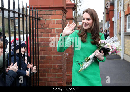 La Duchessa di Cambridge si diparte a seguito di una visita alla lavanda la scuola primaria a Enfield, Londra del nord a sostegno del luogo2essere figli dell Salute Mentale settimana 2019. Foto Stock