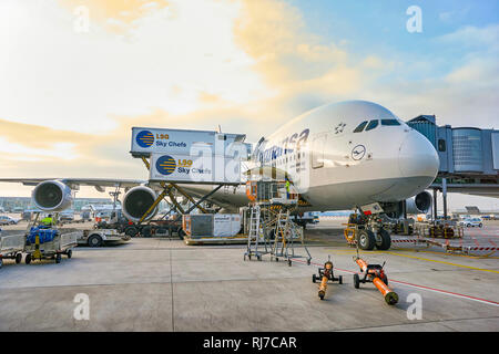 Francoforte, Germania - CIRCA NEL MARZO 2016: Lufthansa Airbus A380 inserito nell'aeroporto di Francoforte. L'aeroporto di Francoforte è un grande aeroporto internazionale trova i Foto Stock