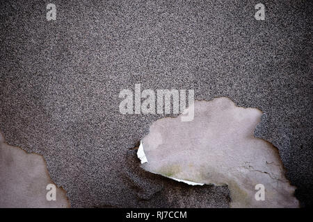 Nahaufnahme einer Fassade mit einer abgeplatzten Putzschicht. Foto Stock