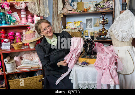 Signora volontario in costume vittoriano mostra le sue abilità alla macchina da cucire, Blists Hill cittadina in stile vittoriano, Shropshire, Regno Unito Foto Stock