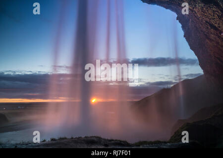 Nordeuropa, Isola, Südisland, Seljalandsfoss, Sonnenuntergang hinter Seljalandsfoss dem Foto Stock